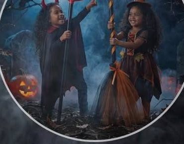 Deux enfants déguisés en diable et en sorcière avec fourche et balai
